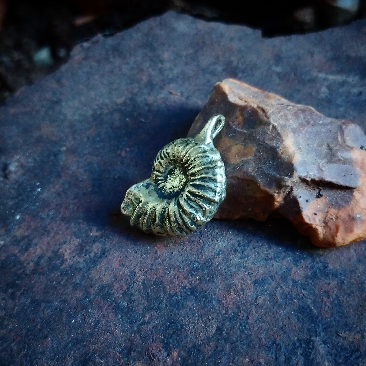 SERPENT DE PIERRE II Collier laiton