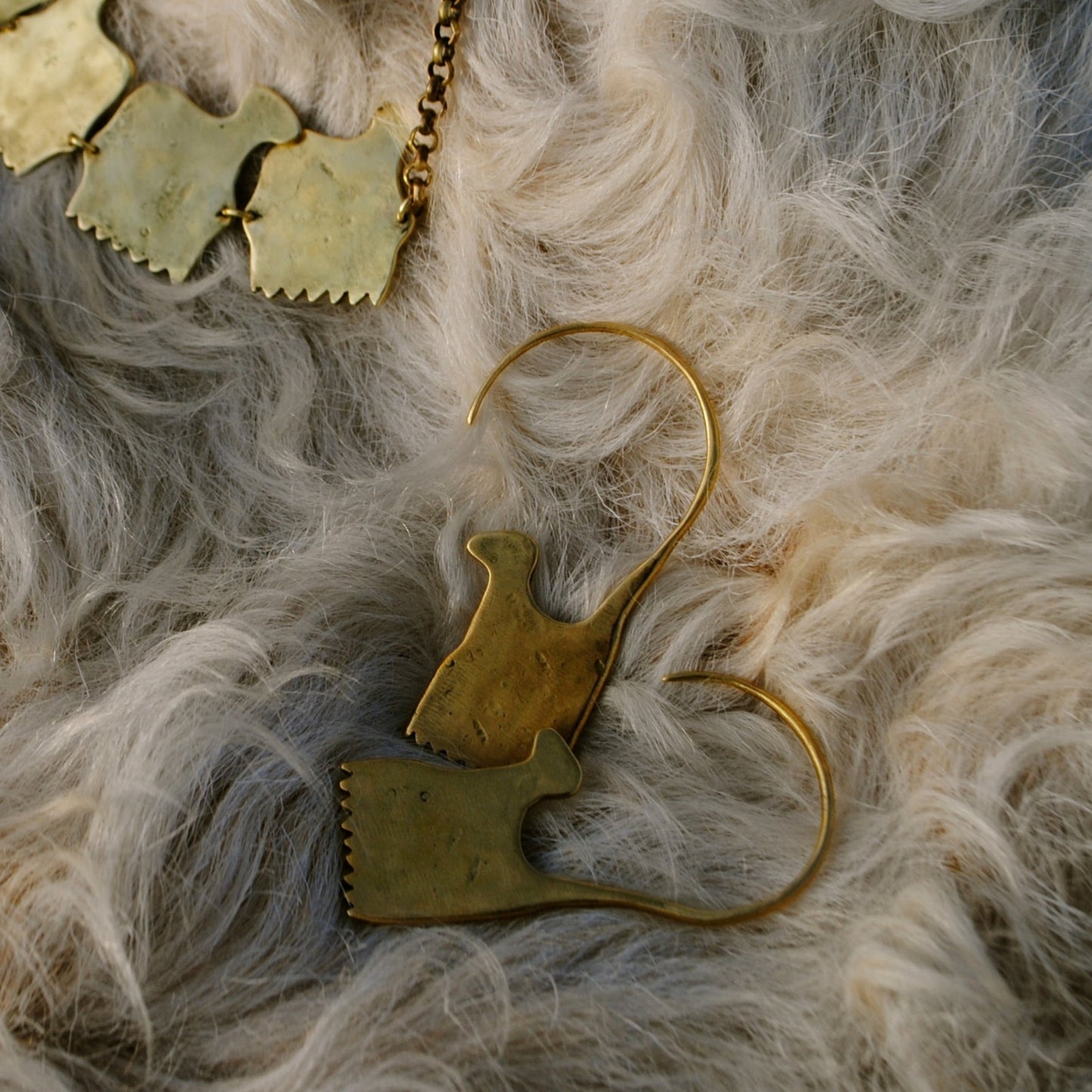 La Tendresse Des Loups . Boucles d'oreilles Oveja Totem en laiton