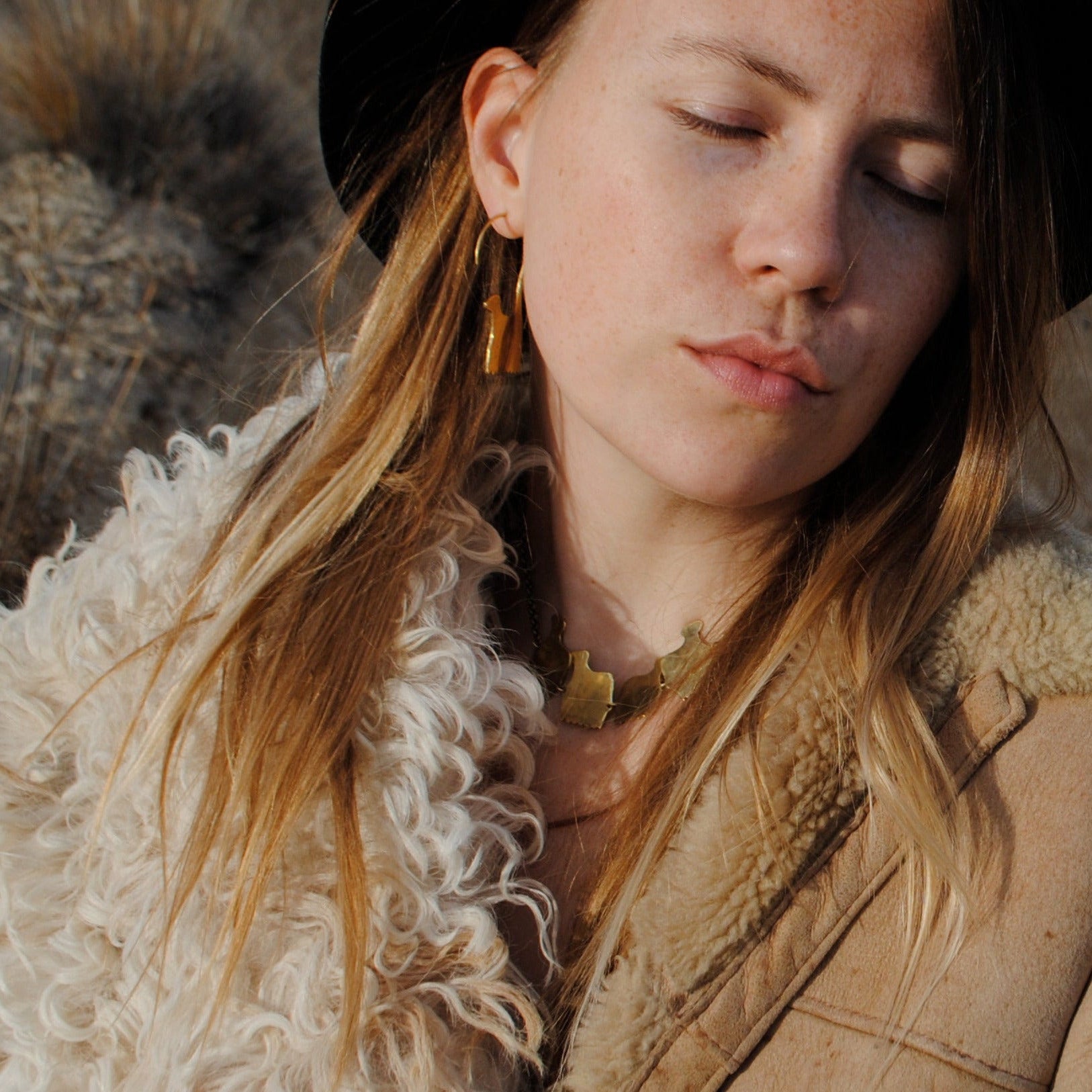 La Tendresse Des Loups . Boucles d'oreilles Oveja Totem en laiton